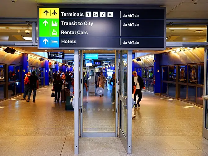 JFK AirTrain i New York skyltar