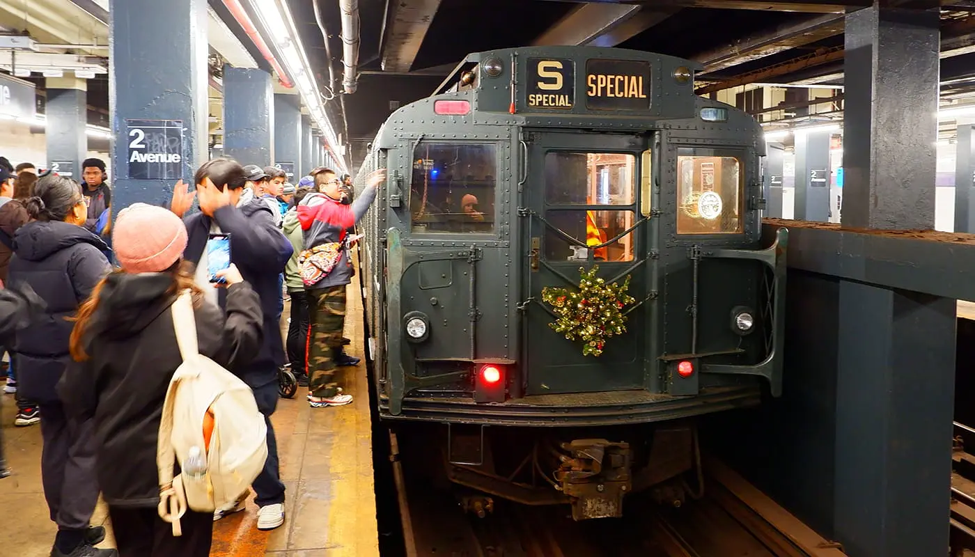 Antika tunnelbanevagnar i New York - Holiday Nostalgia Rides
