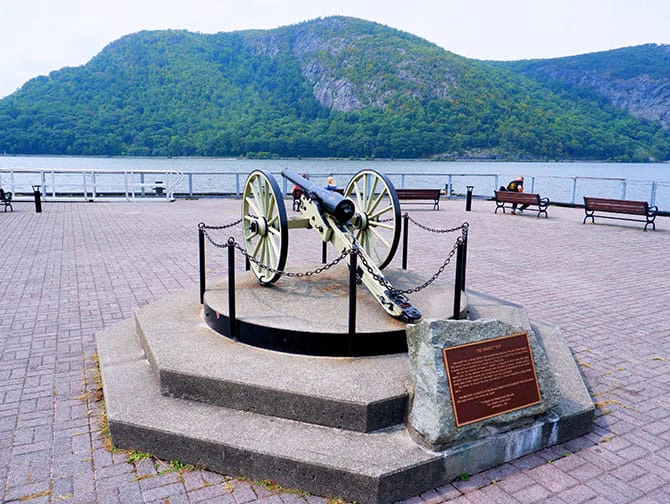 Litet samhälle i Amerika: Dagsutflykt till Cold Spring nära New York - Beläget vid Hudsonfloden