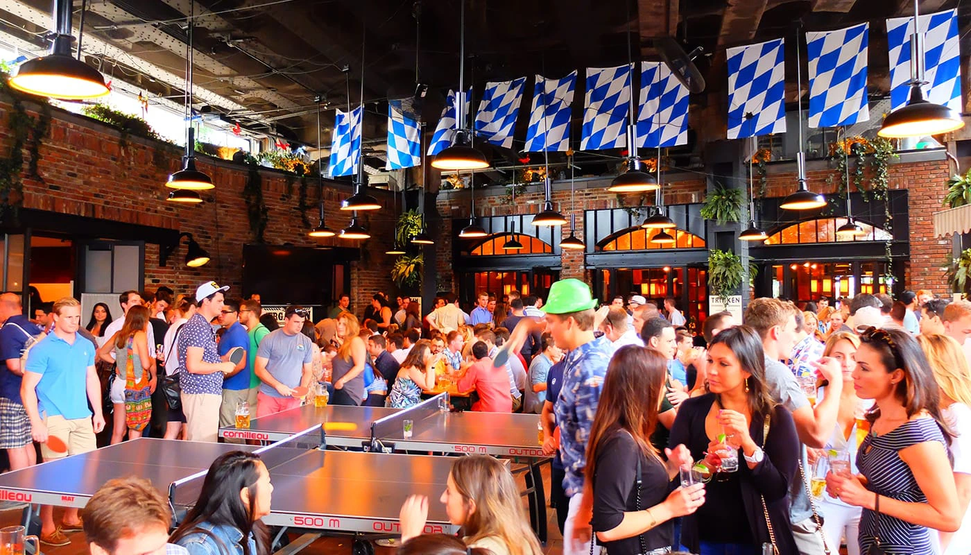 B&auml;sta nattklubbarna i New York - The Standard Biergarten