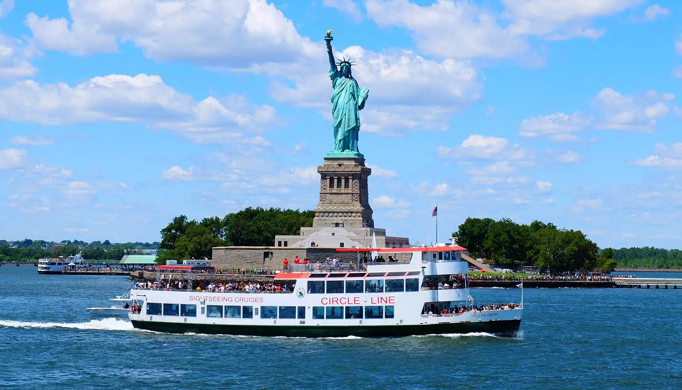 Resplan för 4 dagar i New York - Ta en sightseeingkryssning för att se Frihetsgudinnan på nära håll