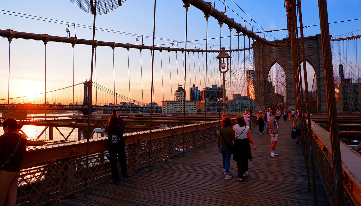 New York 6-dagarsresplan – Promenera över Brooklyn Bridge vid soluppgången