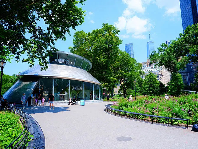 Battery Park i New York - Promenera genom parken