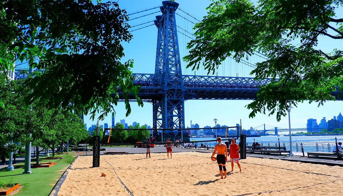 Williamsburg Bridge i New York - Promenad från Manhattan till Williamsburg